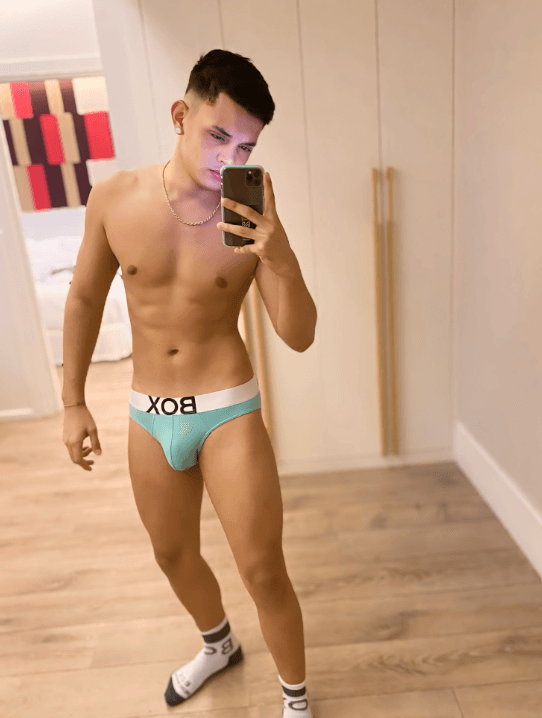 Super feminine Super horny and discreetly gifted Spanish bisexualstrans woman with 21 cm cock in Zurich. Private apartment